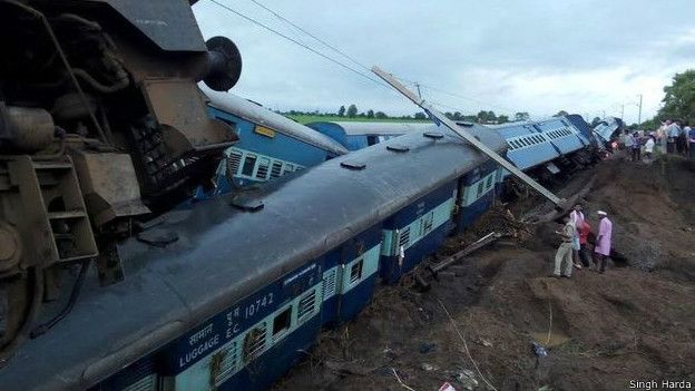 150805045515_indian_trains_derailment_madhya_624x351_singhharda.jpg