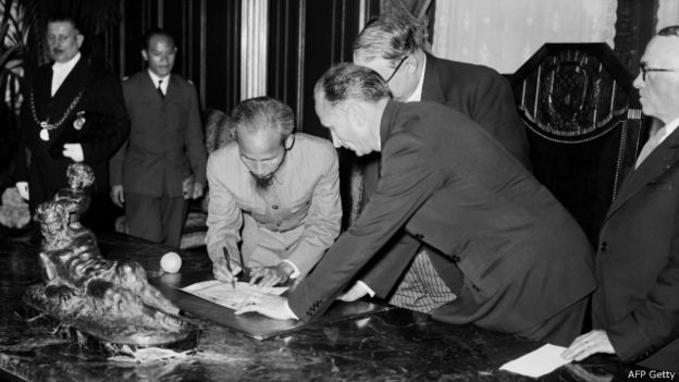 Hồ Chí Minh ký một tài liệu trong chuyến thăm chính thức Pháp ngày 3/7/1946 