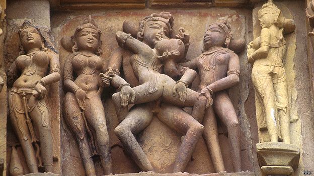Escultura erótica de templo en Khajuraho