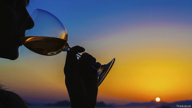 150819181350_woman_drinking_wine_sunset_
