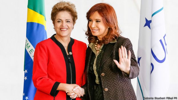 Las presidentas Dilma Rousseff (Brasil) y Cristina Fernández de Kirchner (Argentina) sonríen durante un encuentro en Brasilia.