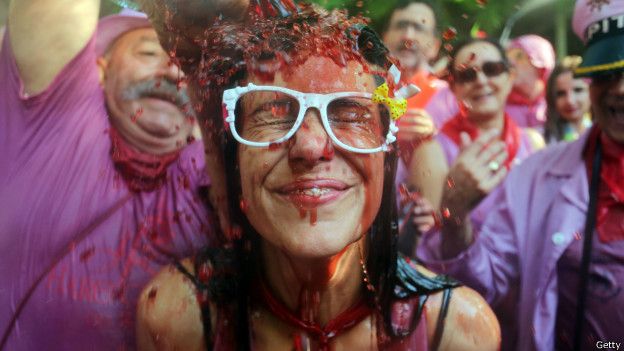 Mujer es bañada con vino