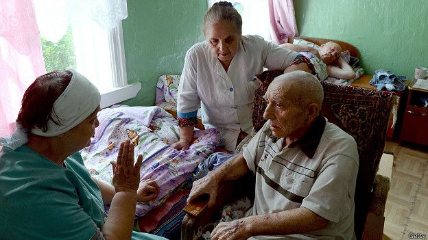Пожилые россияне в деревенской больнице
