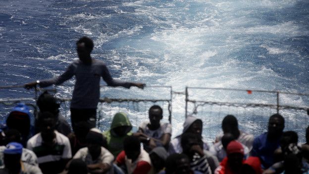 Imigrantes em navio belga (Foto: Gregorio Borgia/AP)