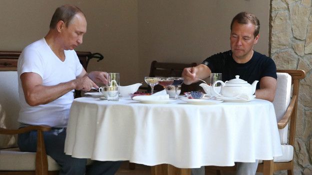 Путин и Медведев завтракают