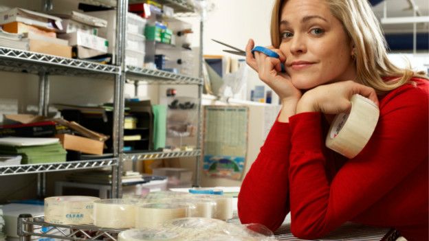 Una persona que trabaja con los codos apoyados