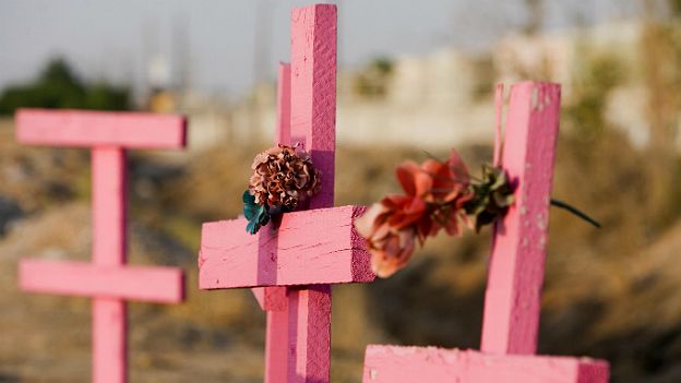 Cruces rosas marcan el asesinato de mujeres en Ciudad Juárez