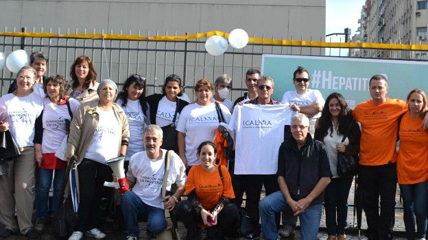 Movilización por acceso a medicamentos para curar la hepatitis C en el Obelisco de Buenos Aires