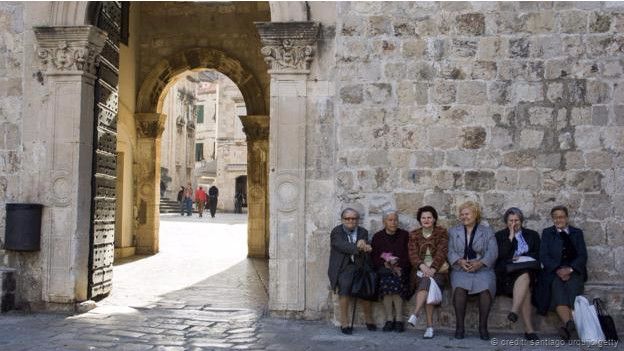 Personas apoyadas en una de las murallas de Dubrovnik