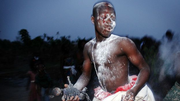 Una persona en una ceremonia vudú en Haití