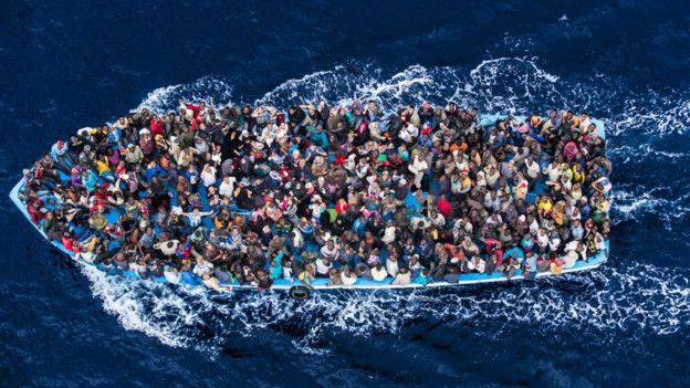 Imagen de inmigrantes en una barca en el mar entre Libia e Italia