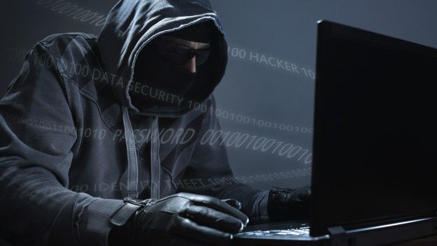 Un hacker atacando una computadora
