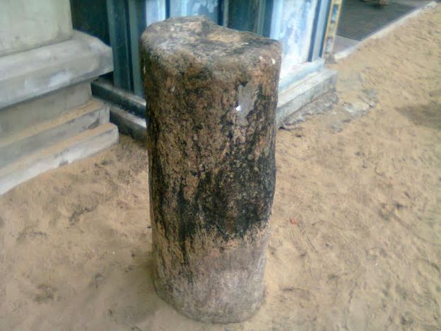 இந்த கல்லும் இரண்டாயிரம் ஆண்டு பழமையானது என்று கருதப்படுகிறது