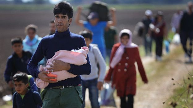 Refugiados no domingo, na Hungria, com destino à Áustria (Foto: Christopher Furlong/Getty Images)