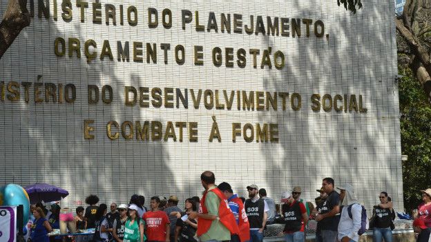 Servidores federais protestam no Ministério do Planejamento (Foto: Elza Fiúza/Ag. Brasil)