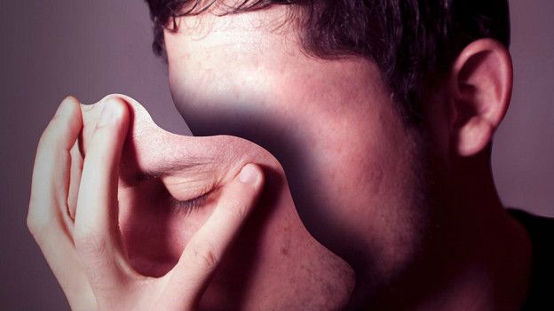 Una persona quitándose una máscara 150909175656_mentiroso_1_624x351_thinkst