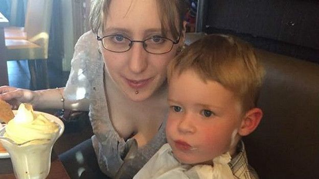 Nikki Pegram, que sufre amnesia anterógrada, con su hijo Freddie 150910102339_nikki_pegram_624x351_chrisj