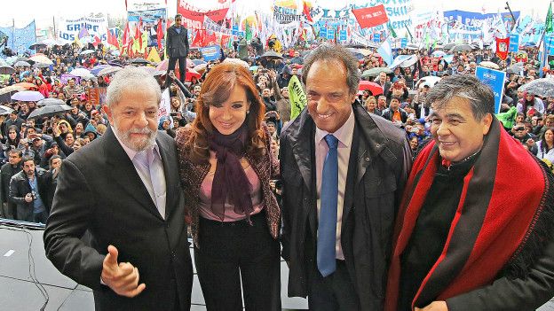 Expresidente brasileño Luiz Inácio Lula da Silva, junto a la presidenta argentina Cristina Fernández y el candidato oficialista Daniel Scioli.