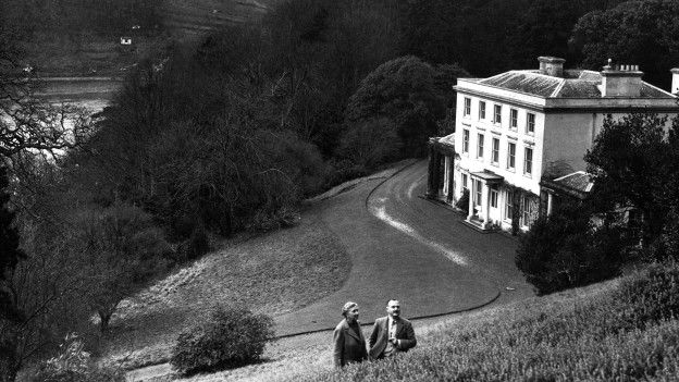 Agatha Christie y su marido, Max E. L. Mallowan, en los jardines de su casa en Devon.