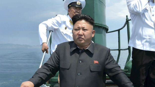 150913121145_cn_kim_jong_un_submarine_64