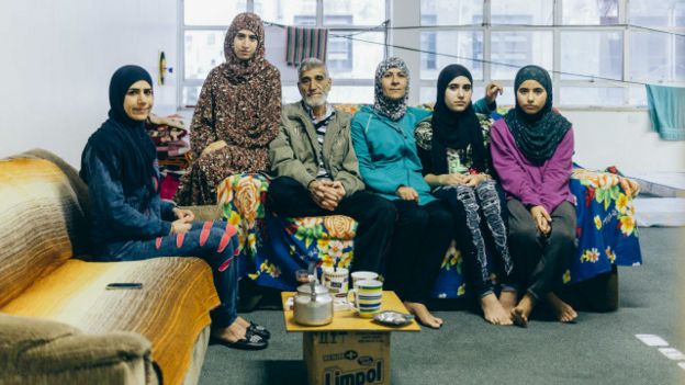 Família de refugiados em ocupação, em São Paulo (Foto: Gabriel A. BBC Brasil)