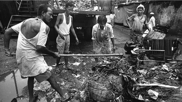 Trabajadores de cloacas en Bombay