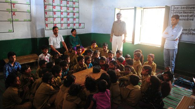 एक भारतीय स्कूल के अध्यापक और छात्र.