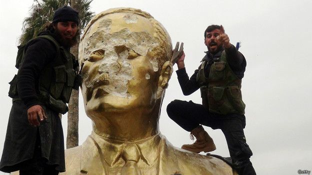 Боевики у памятника Хафезу Асаду