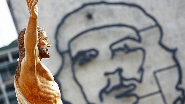 150920141233_cuba_papa_cristo_che_guevar