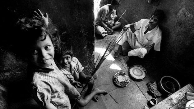 Casa de varredores em Bombay, na Índia (Foto: Sudharak Olwe)
