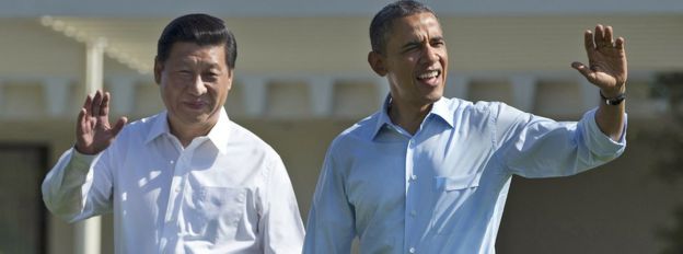 习近平（左）与奥巴马在安纳伯格庄园向媒体记者挥手（8/6/2013）