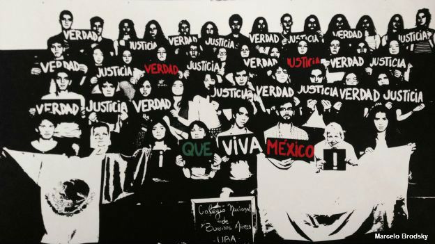 Exposición Acción Visual por Ayotzinapa organizada por el fotógrafo Marcelo Brodsky