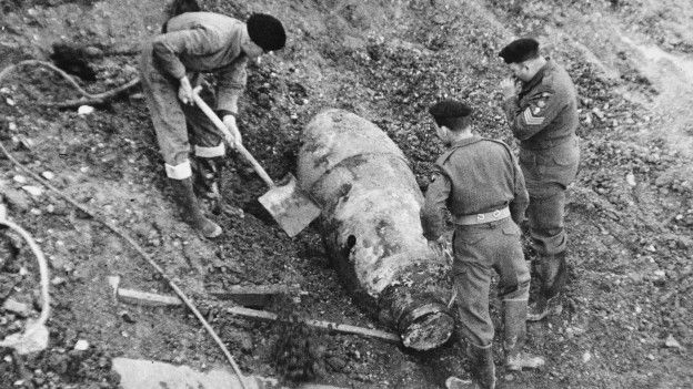 Un equipo militar trabaja sobre una bomba tipo Hermann, en 1959