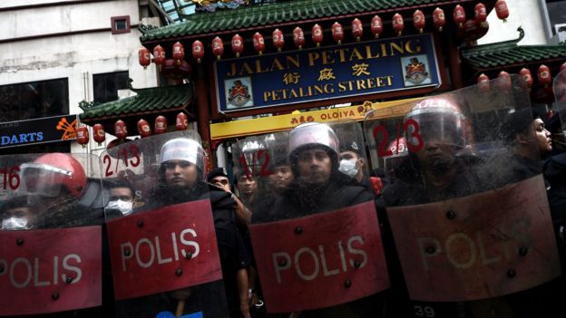 马来西亚防暴警员在吉隆坡茨厂街前列队戒备（16/9/2015）