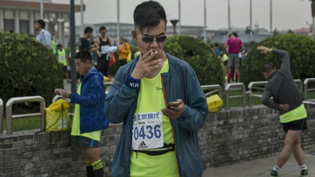 Corredor de maratón fumando