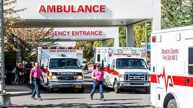 Ambulancias con víctimas del tiroteo en el Colegio Universitario Umpqua, Oregón, EE.UU.