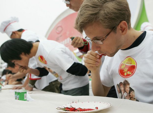 Competidores en una competencia de comer chiles