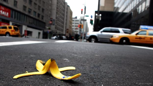 Una corteza de banana en el piso