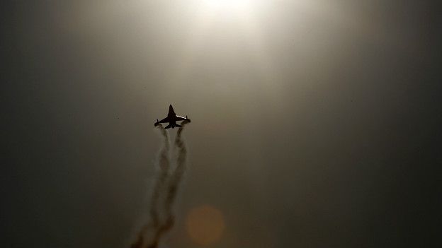 Самолет турецких ВВС в небе