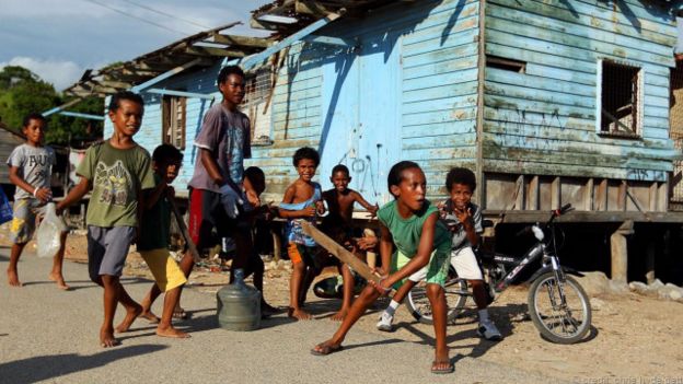 Niños que juegan en Port Moresby