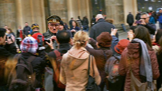 El Hitler de Oliver Masucci en la calle