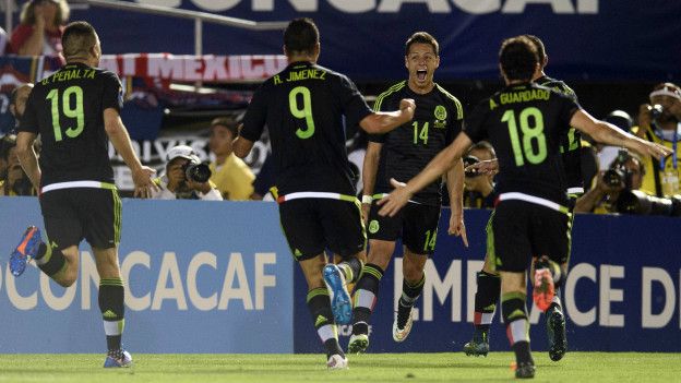 La selección mexicana celebra un gol de Chicharito.