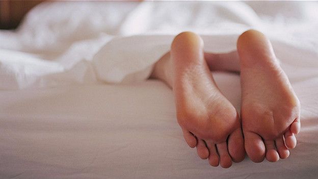 В постели высокие люди часто оказываются не на высоте (и не только потому, что вечно тянут одеяло на себя) 