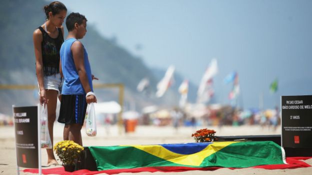 Protesto contra a violência em praia do Rio (Foto: Mario Tama/Getty Images)