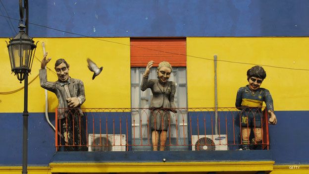 Perón y Evita, junto a Maradona en un balcón del barrio de la Boca