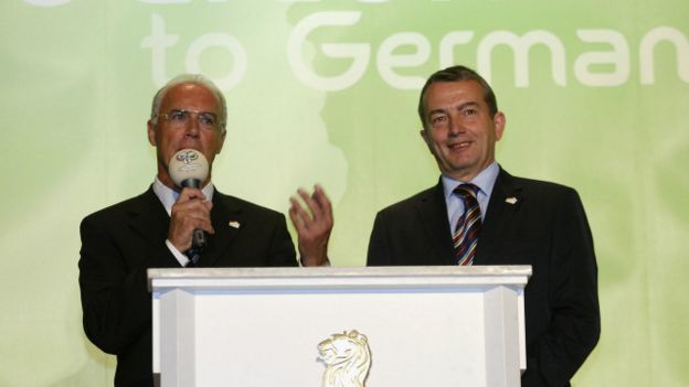 贝肯鲍尔（左）和尼尔斯巴赫