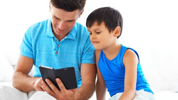 Padre e hijo usando una tablet
