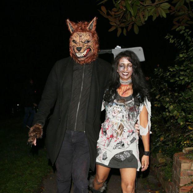 英国万圣节：扮鬼怪吃糖果放烟花