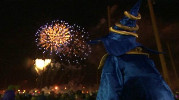 英国万圣节：扮鬼怪吃糖果放烟花