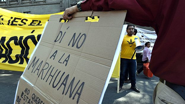 Protesta contra la legalizacion de la marihuana con fines recreativos en México